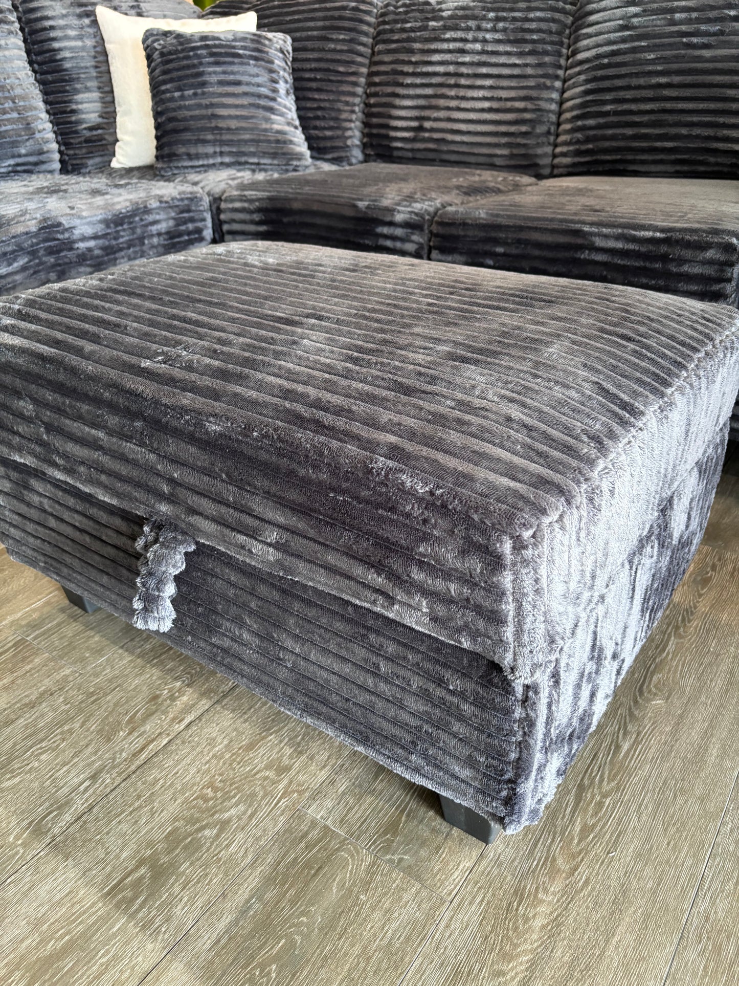 maggie sectional w/storage ottoman