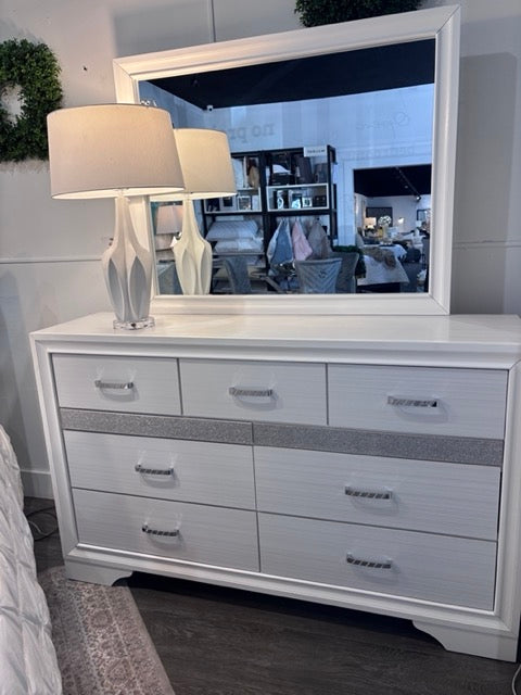 Olivia Queen Bedroom Set  Showroom Sample 3 Piece