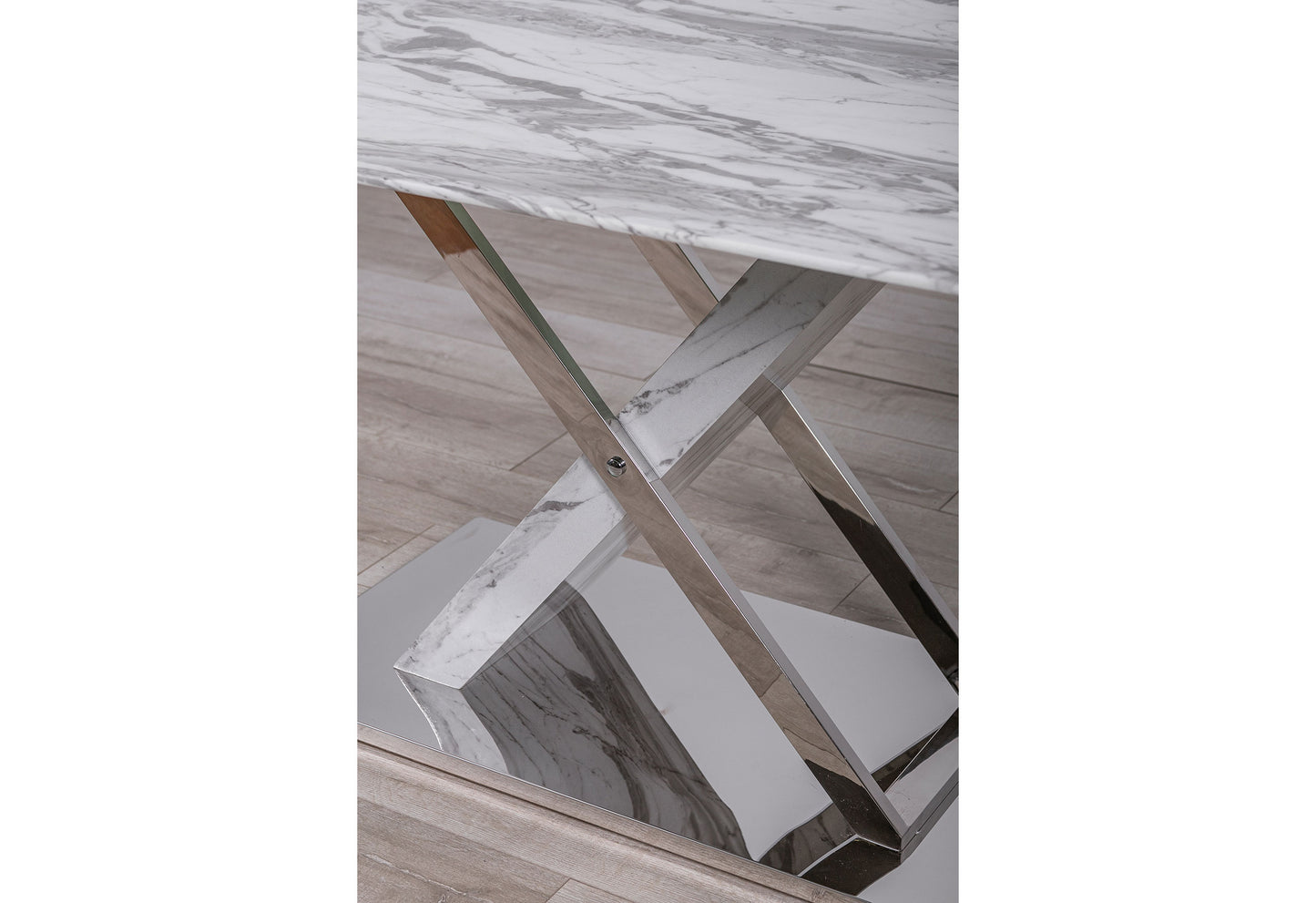 romo white dining table + 4 dc
